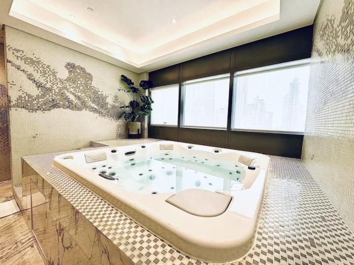 Stunning 1br High Floor With Rooftop Infinity Pool